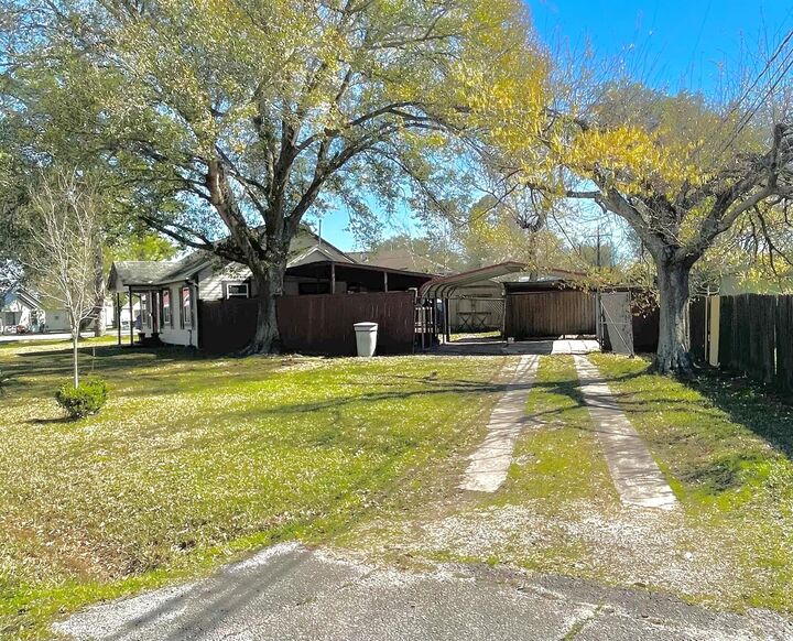 Property Photo:  5220 E Parkway Drive  TX 77705 