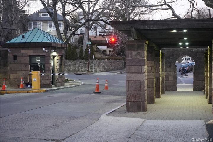 Property Photo:  161 Pearsall Drive Pearsall Drive 3H  NY 10552 