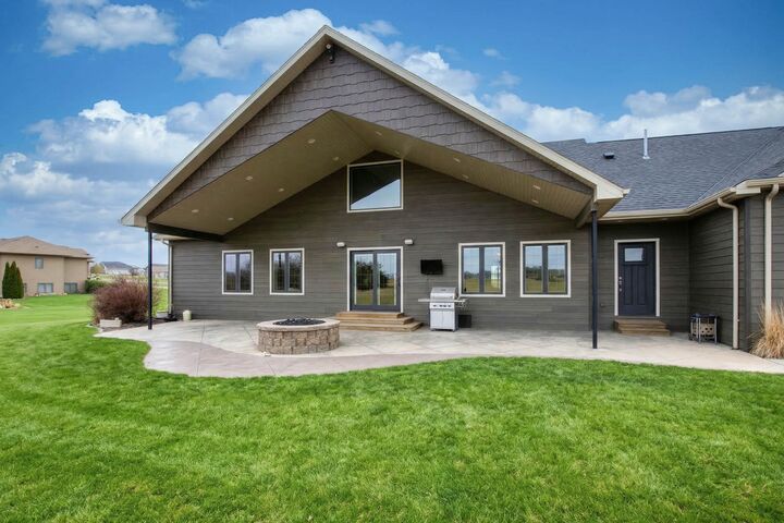 Property Photo: 1261 W Fairway Ave NE 69101