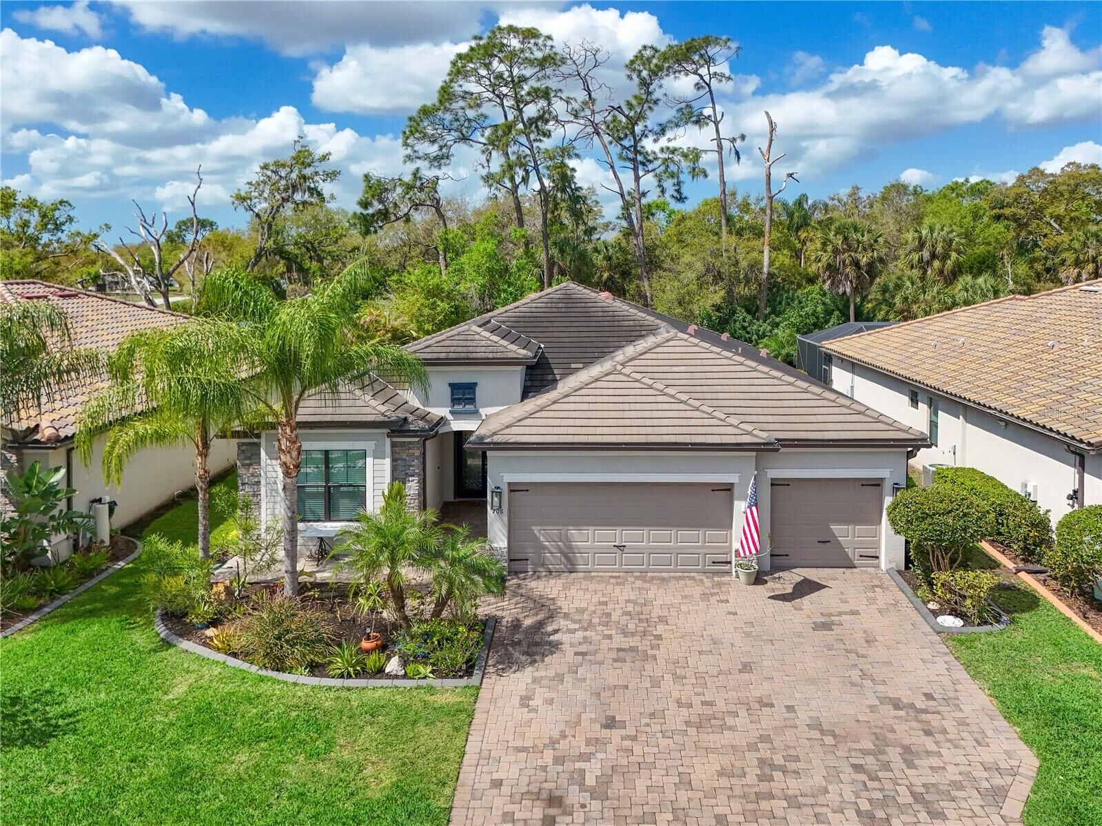 Property Photo:  706 Acacia Court  FL 34212 