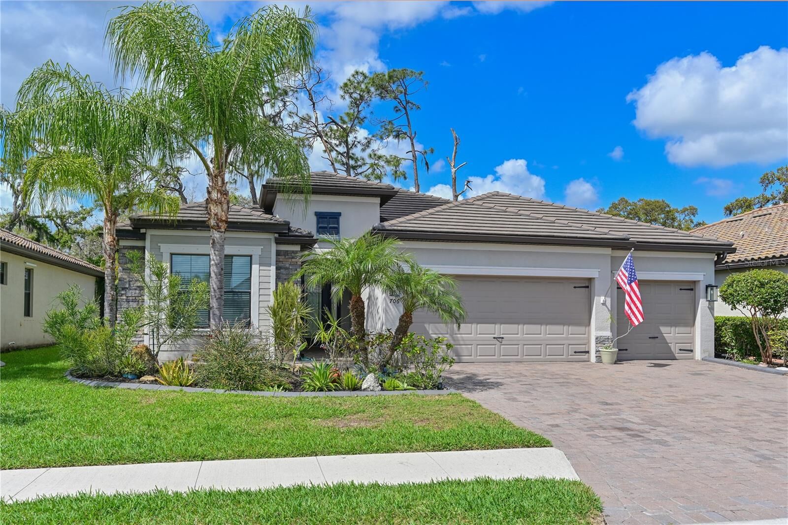 Property Photo: 706 Acacia Court FL 34212