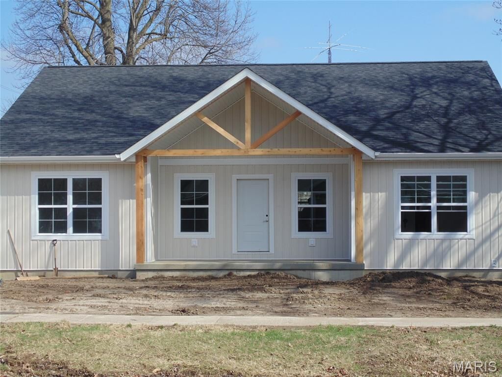 Property Photo: 916 N Locust Street IL 62056