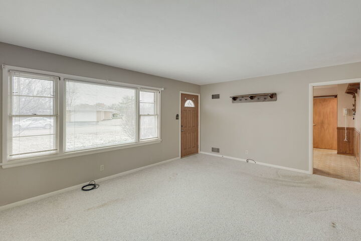 Property Photo:  19 N East Avenue  IL 60177 
