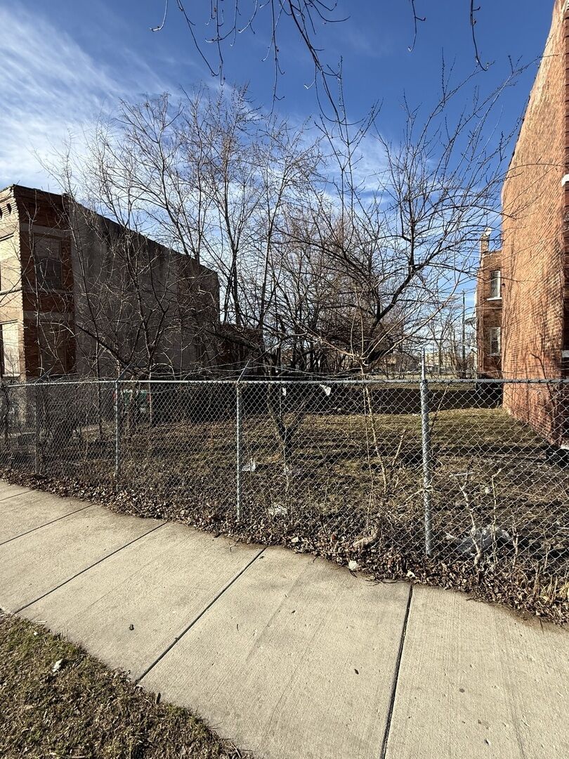 Property Photo:  4202 W Wilcox Street  IL 60624 