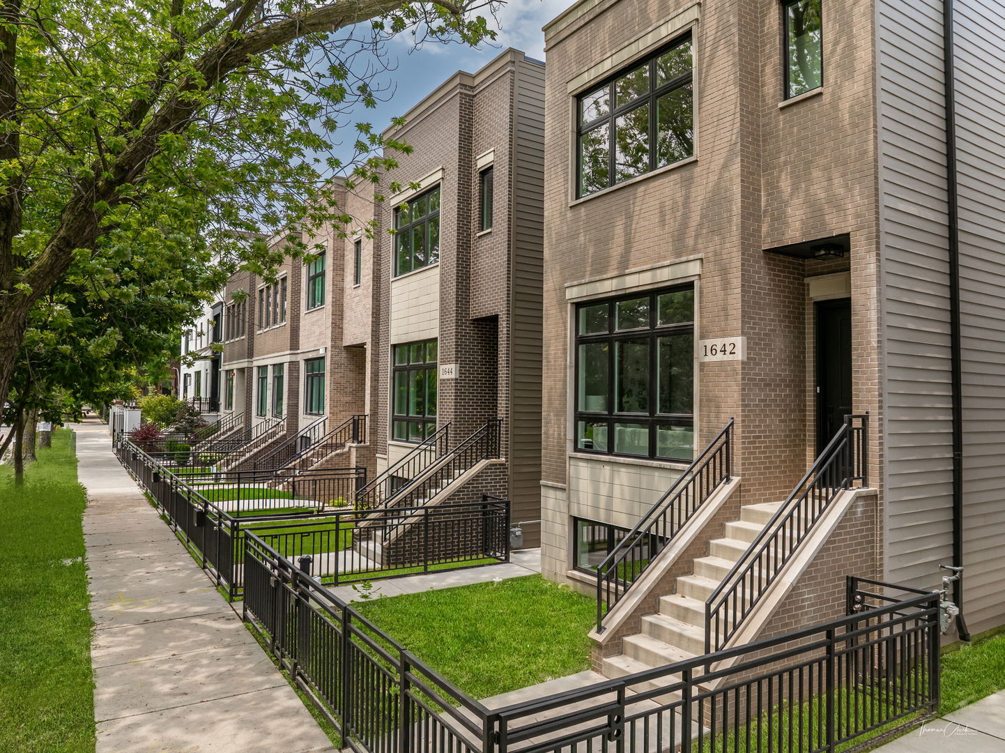 Property Photo: 1638 W Wolfram Street IL 60657