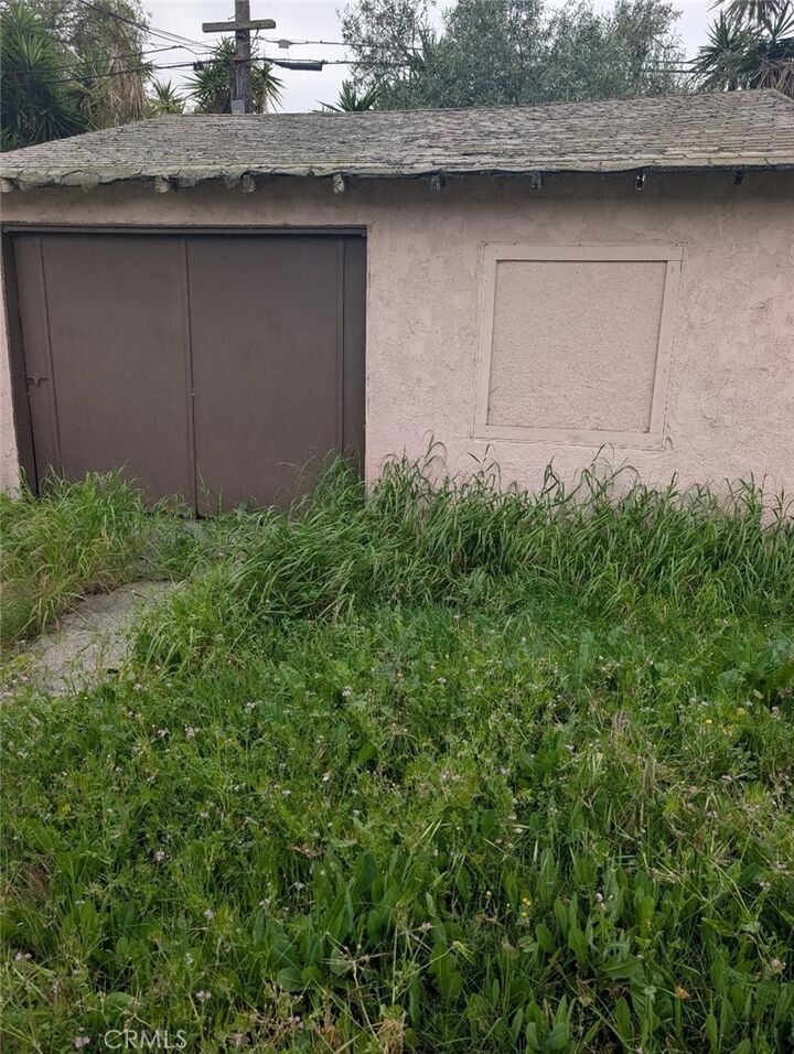 Property Photo:  2430 W Bennett  CA 90220 