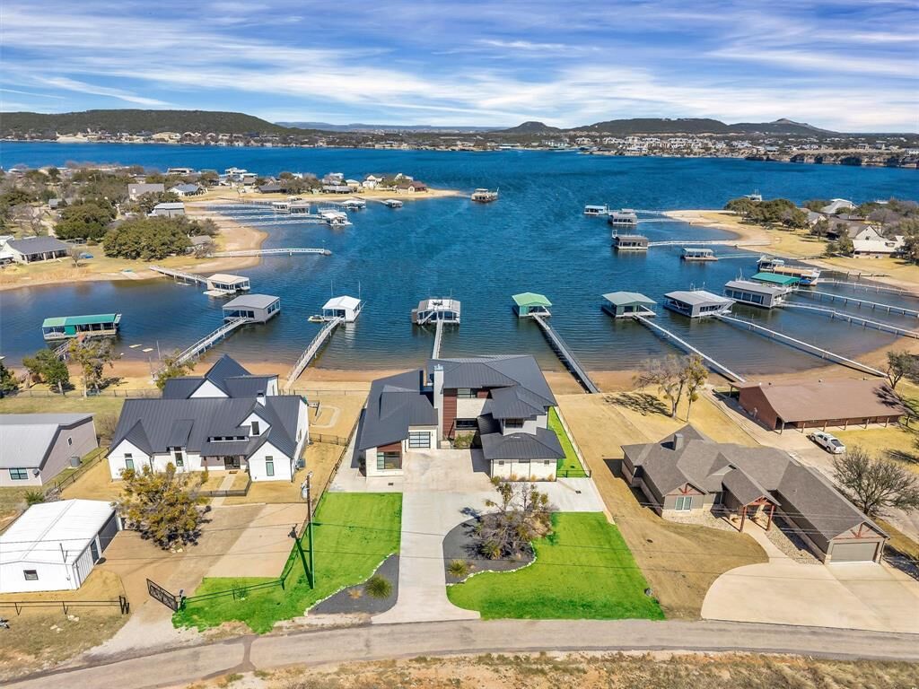 Property Photo:  1009 Cardinal Cove  TX 76449 