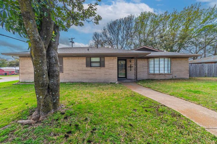 Property Photo:  1201 Crestridge Street  TX 75119 