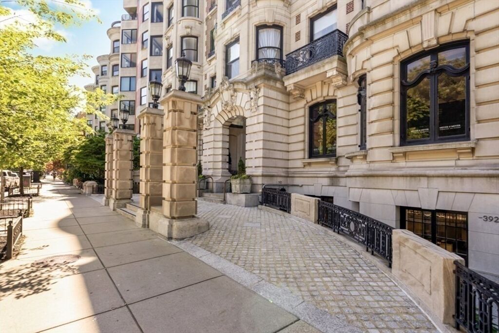 Property Photo:  390 Commonwealth Ave 809  MA 02215 