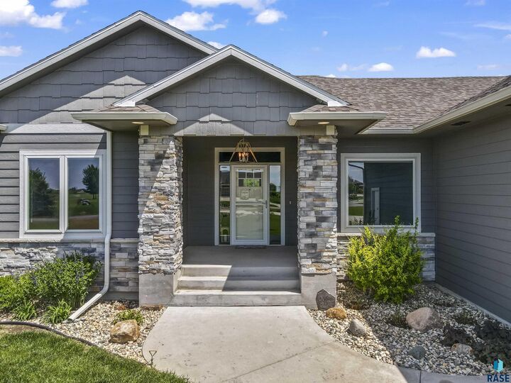 Property Photo: 27164 Fairway Pl SD 57108