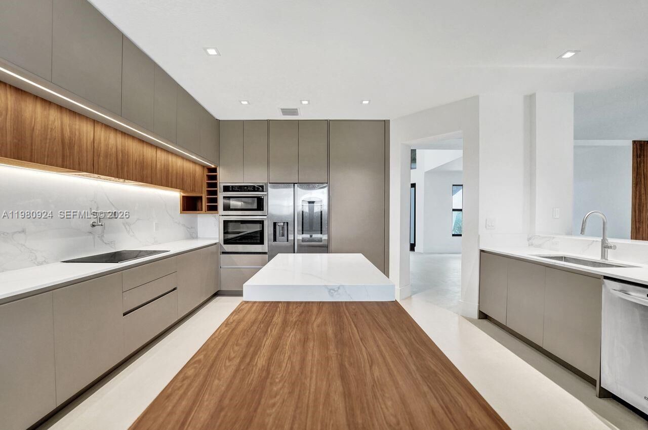 Property Photo:  4100 E Gardenia Ave 4100  FL 33332 