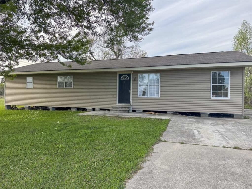 Property Photo: 2524 Dolphin Dr Drive LA 70605