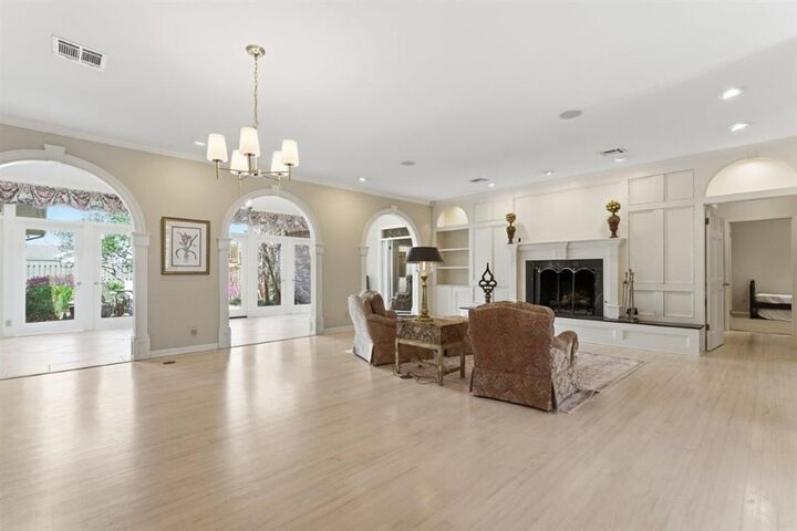 Property Photo: 1304 W Dumbarton W LA 70605-2559