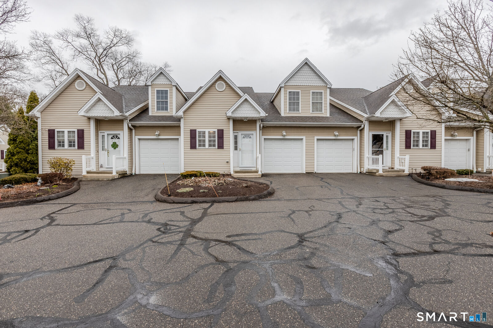 Property Photo: 511 Elm Street 3-2 CT 06473