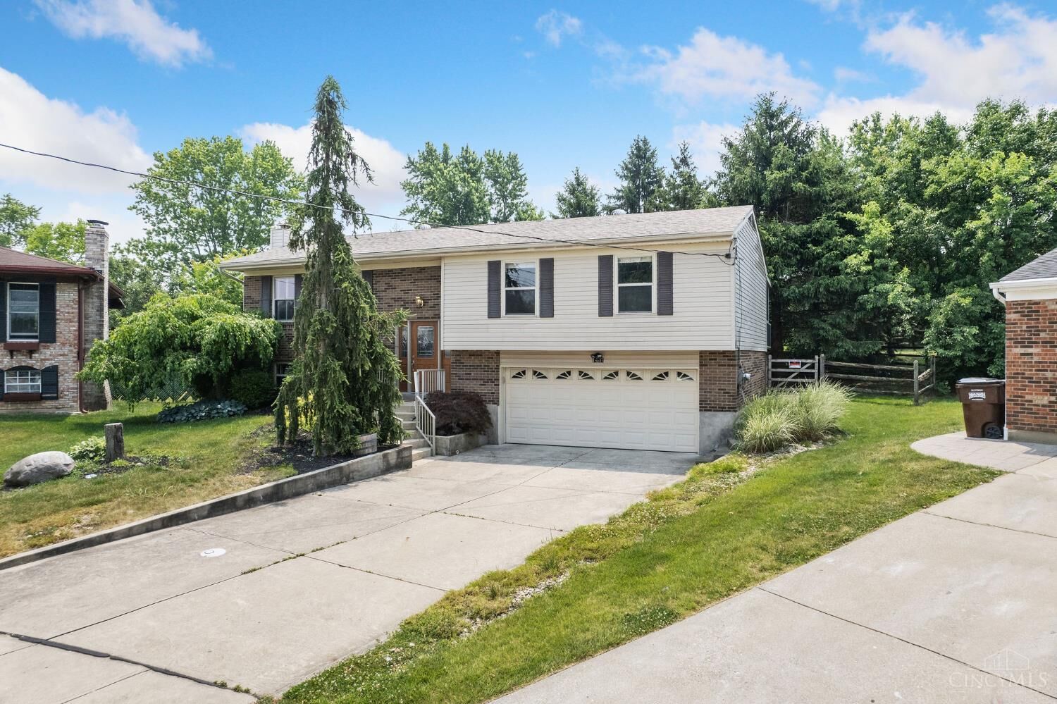 Property Photo:  1407 Graymont Court  OH 45240 