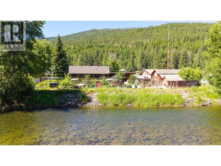 Photo de la propriété:  9005 3 & 95 Highway  BC V0B 2P0 