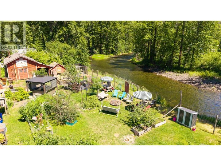 Photo de la propriété:  9005 3 & 95 Highway  BC V0B 2P0 