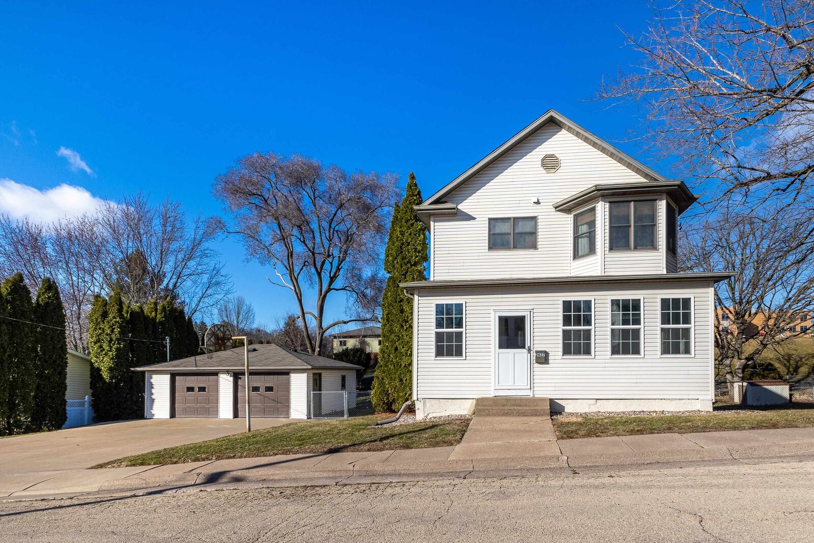 Property Photo:  2637 Nebraska Street  IA 52001 