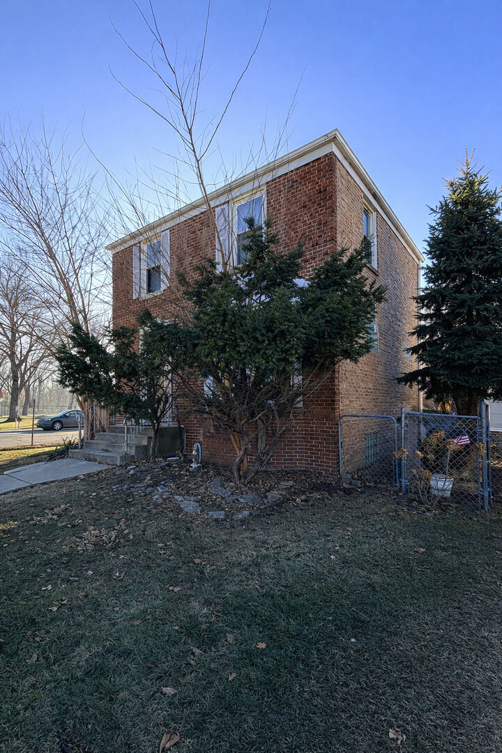Property Photo: 2400 Haymond Street IL 60171