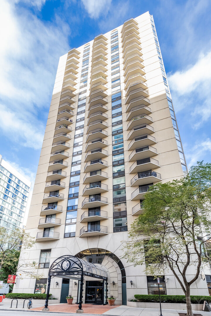Property Photo:  70 W Huron Street 601  IL 60654 