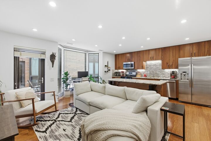 Property Photo:  222 S Racine Avenue 402  IL 60607 