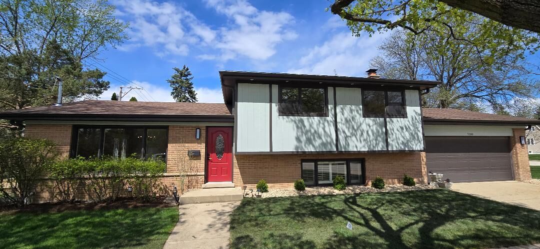 Property Photo:  700 Florence Drive  IL 60068 