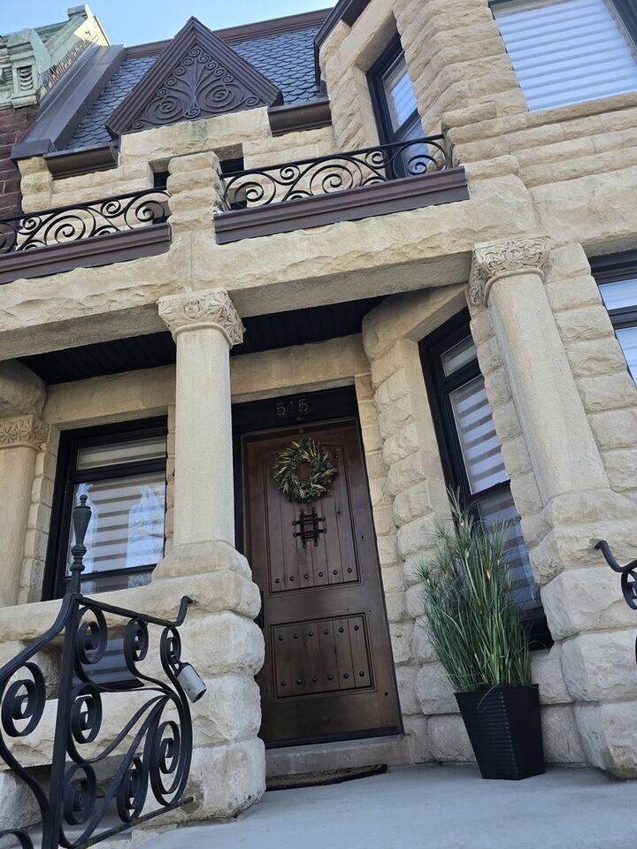 Property Photo:  515 E Oakwood Boulevard  IL 60653 