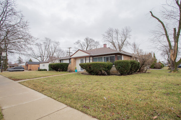 Property Photo:  609 E Thacker Street  IL 60016 