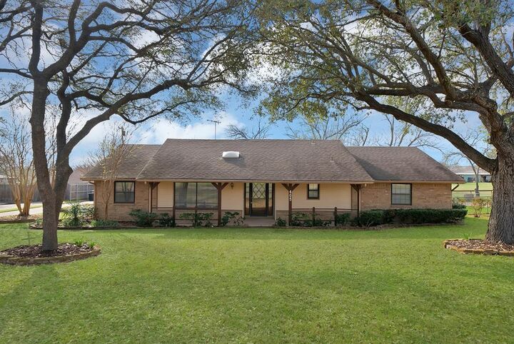 Property Photo:  405 Shadowwood Trail  TX 75154 
