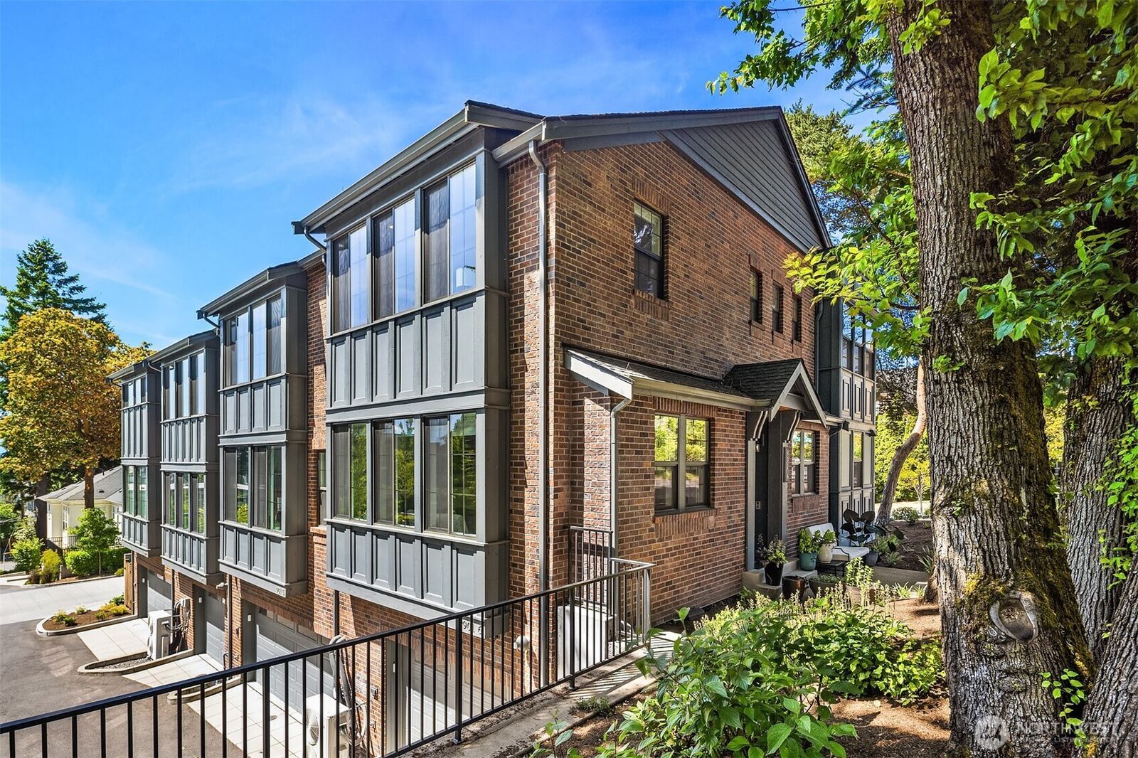 Property Photo:  901 W McGraw Street 6  WA 98119 