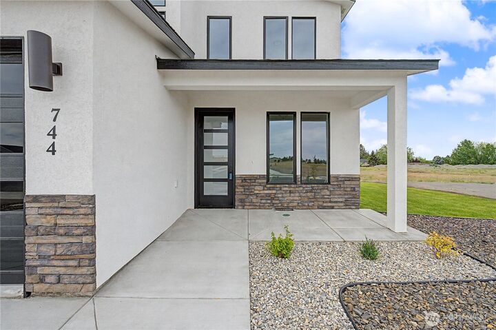 Property Photo:  744 N Widgeon Street  WA 98837 