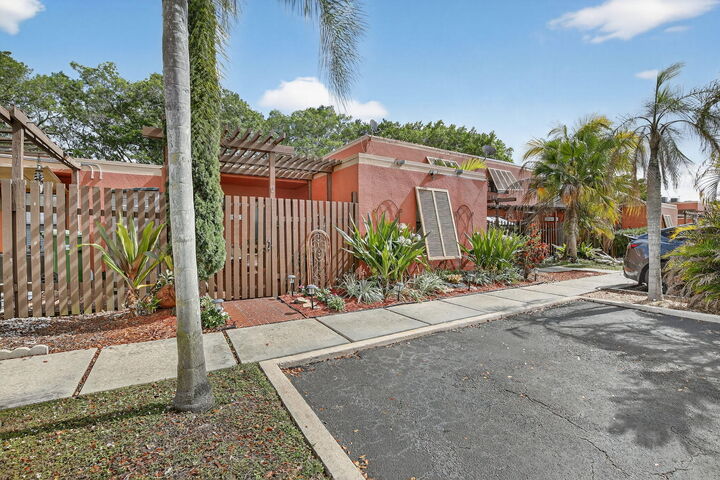 Property Photo:  1533 Fairway Road  FL 33026 
