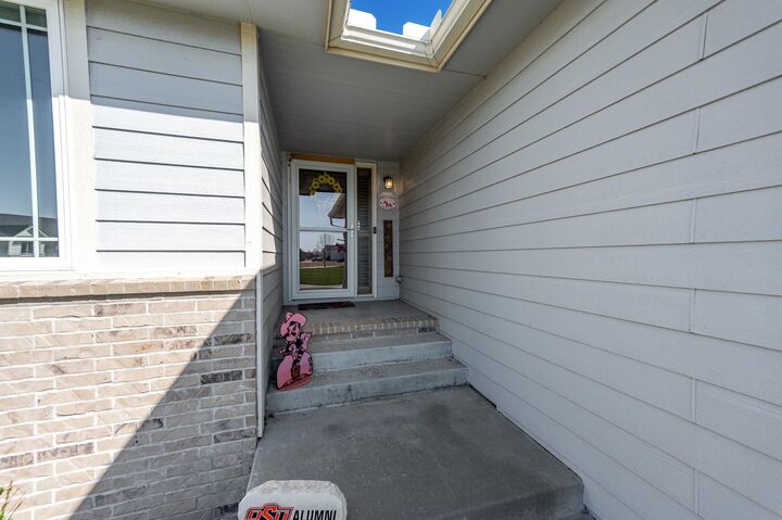 Property Photo:  632 E Sprucewood St  KS 67147-7321 