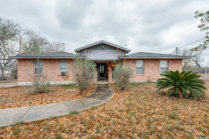 Property Photo: 1551 W Villaret TX 78224