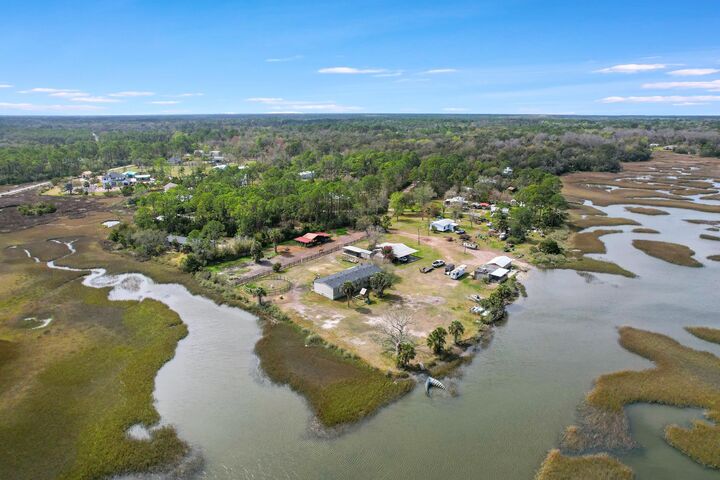 Property Photo: 490 Coopers Cove Rd FL 32095