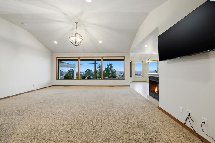 Property Photo:  1214 Mustang Ct  WA 99350 