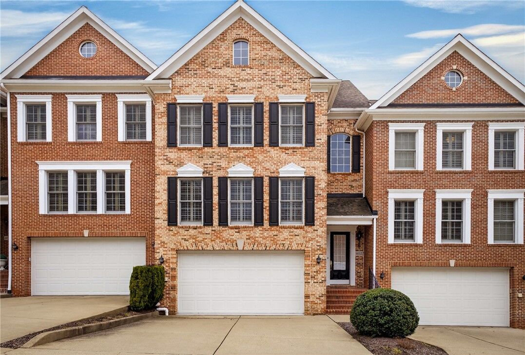 Property Photo:  402 Georgetowne Ct  PA 15090 