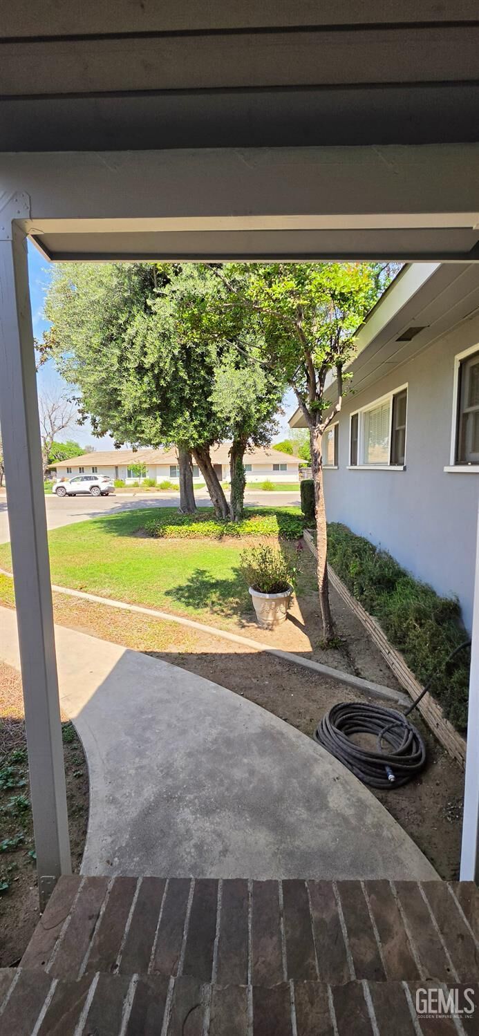 Property Photo: 681 W Belleview Avenue CA 93257