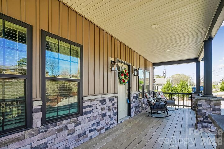 Property Photo:  1709 N New Hope Road  NC 28054 