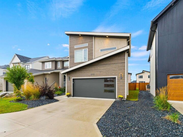 Property Photo:  253 Ken Oblik Drive  MB R3Y 2B5 