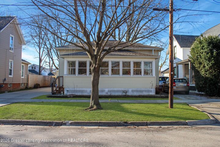 Property Photo:  107 W Steel Street  MI 48879 