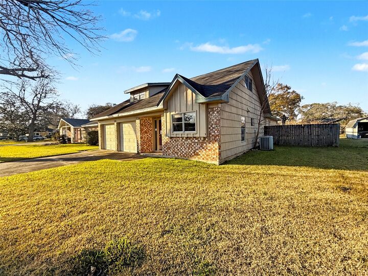 Property Photo:  613 Center Way Street  TX 77566 