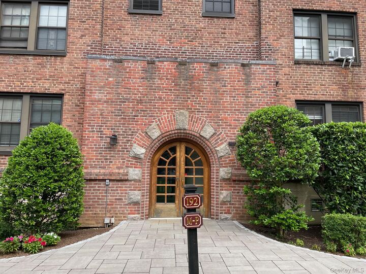 Property Photo:  192 Garth Road 4N  NY 10583 