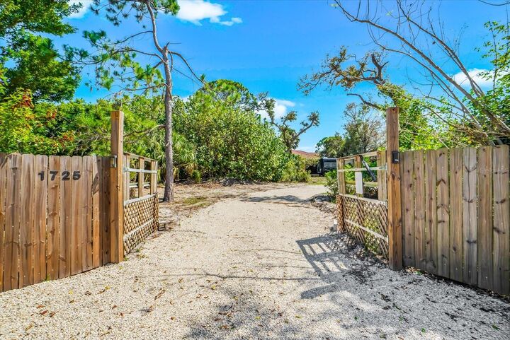 Property Photo:  1725 Overbrook Road  FL 34223 