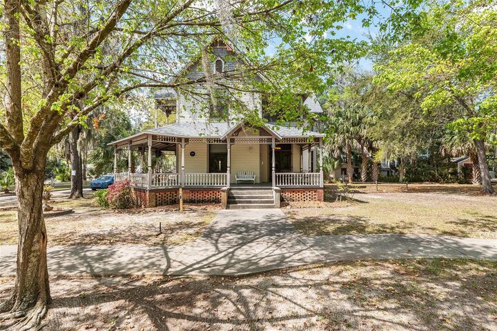 Property Photo:  306 NE 3rd Street  FL 32601 