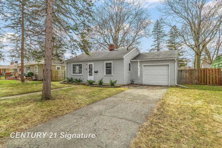 Property Photo:  2115 Carolina Street  MI 48642 