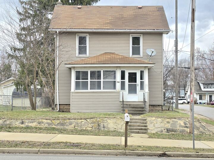 Property Photo:  406 E McDevitt Avenue  MI 49203 