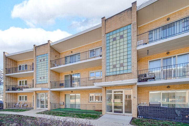 Property Photo:  10336 S Pulaski Road 202  IL 60453 