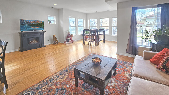 Property Photo: 6701 N Bosworth Avenue 1S IL 60626