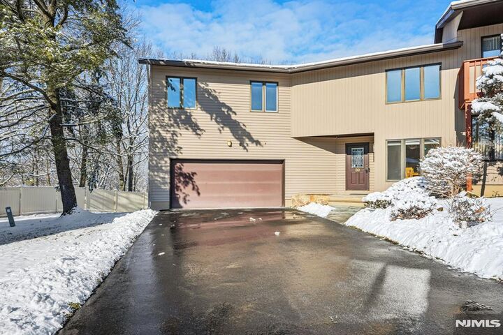 Property Photo:  39 Cedarwood  NJ 07424 